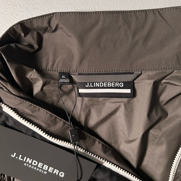 J Lindeberg Men’s Ash Light Packable Vest in Volcanic Ash - Picture 8 of 9